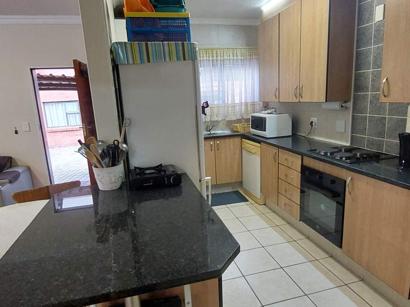 Ground Floor, 3 Bedroom, Pet Friendly Unit. - Photo 6