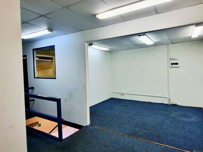 154m2 mini factory in Glen Anil with 3-phase power, airconditioned offices, fibre, and secure access. Ideal for hands-on SME operations. - Photo 5