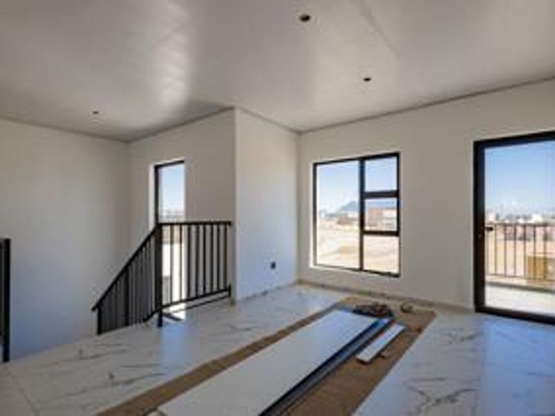 Exquisite Modern Family Residence with Iconic Table Mountain Views - Photo 8