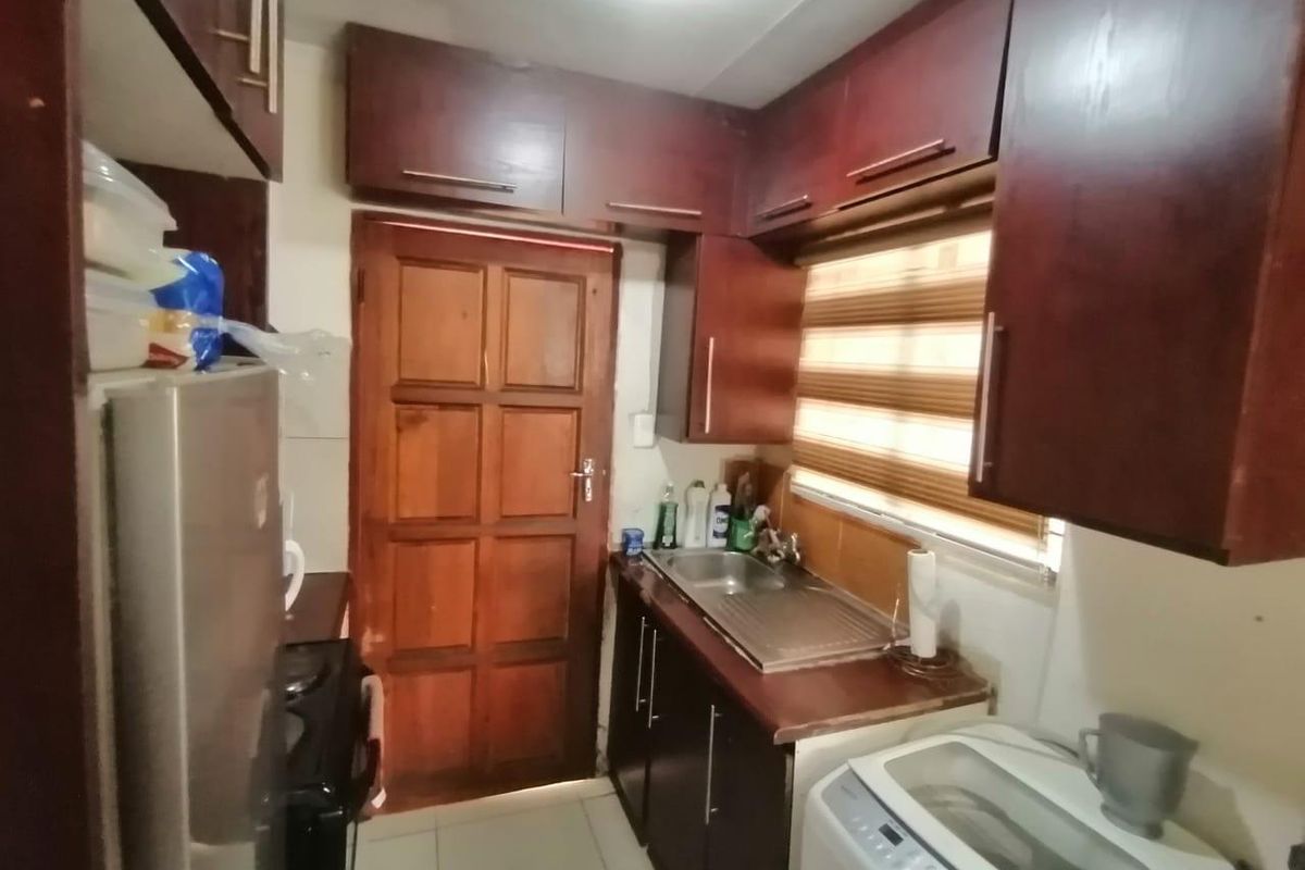 Modern 3-Bedroom Home in a Peaceful neighborhood - Photo 5