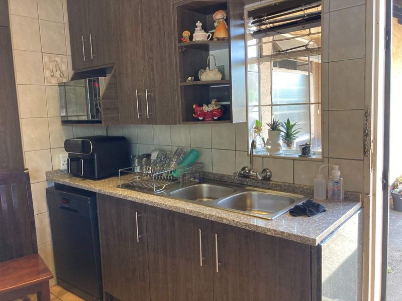 Stunning Family Home in Boomed off Area - Photo 9