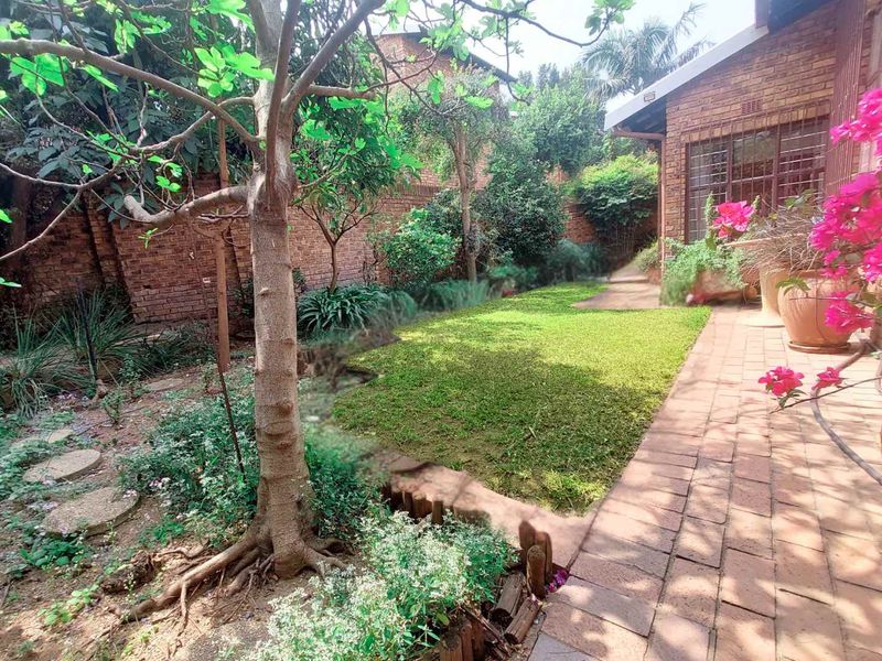 Fabulous Facebrick Townhouse has it all._ Pet-friendly | Garden | Staff Area | Energy Saving - Photo 2