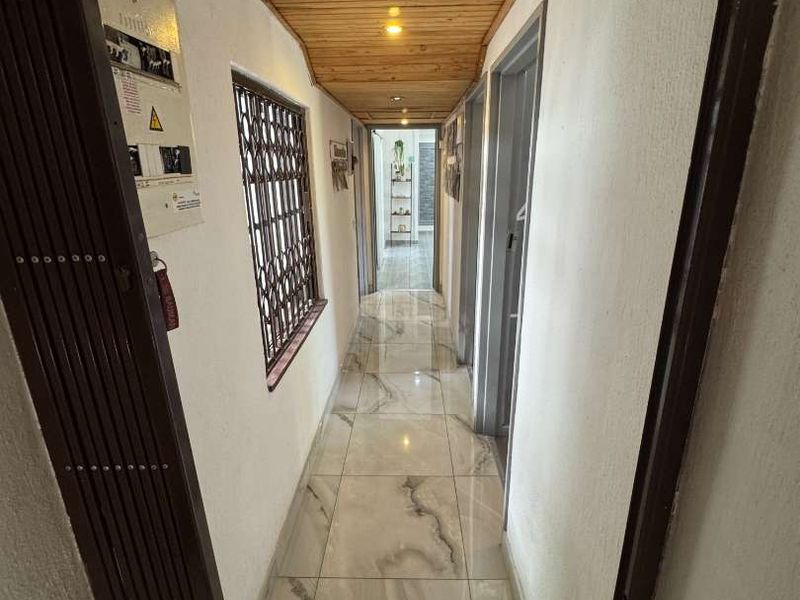 Large Modern Family Home - Photo 7