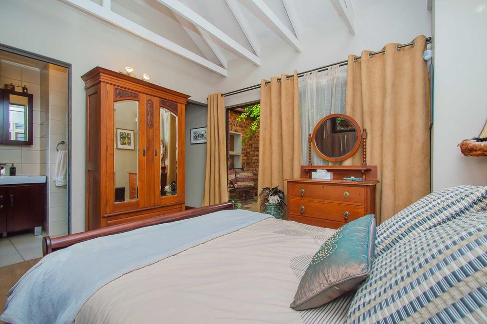 Second bedroom opens onto atruim