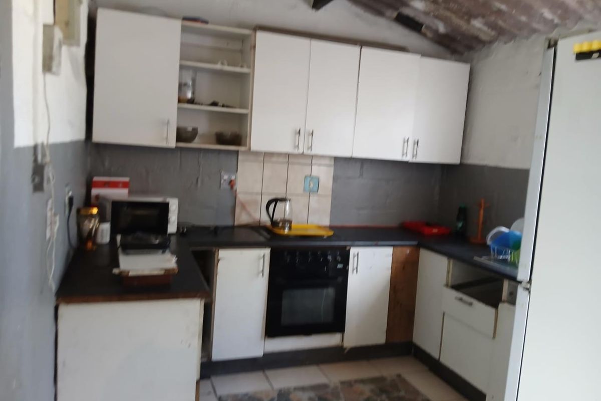 Semi-Attached 1Bedroom Property for Sale in Scottsdene - Photo 2