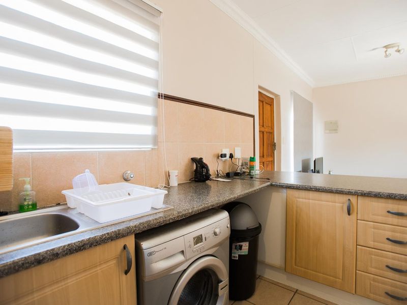 2 Bedroom Townhouse with Balcony - Photo 6