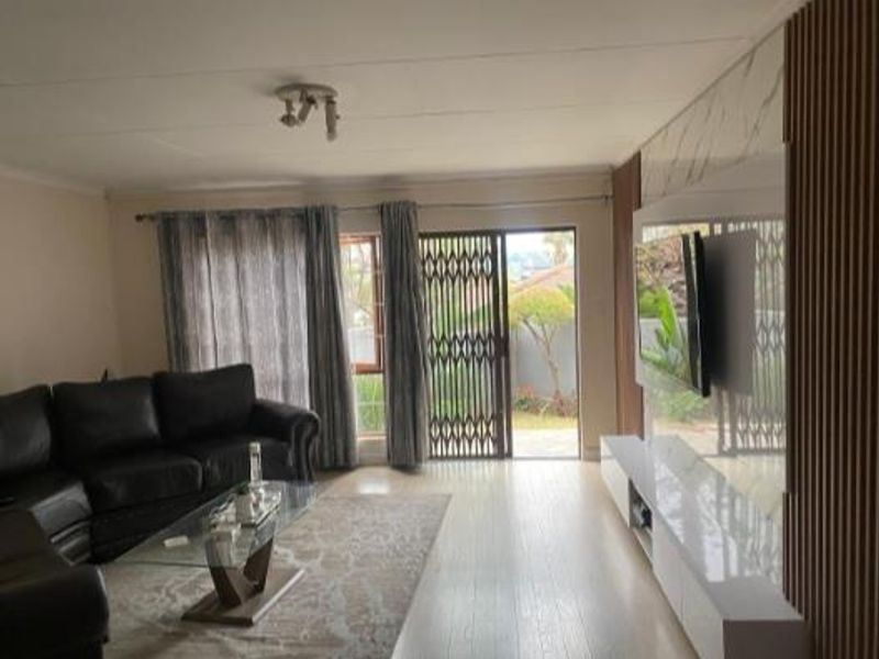 Garden Simplex Two Bedroom Two Bathroom Apartment For Sale - Photo 2