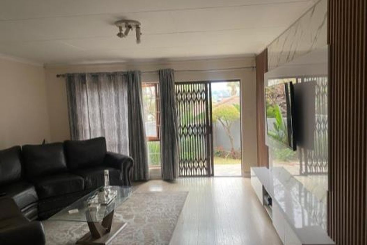 Garden Simplex Two Bedroom Two Bathroom Apartment For Sale - Photo 2