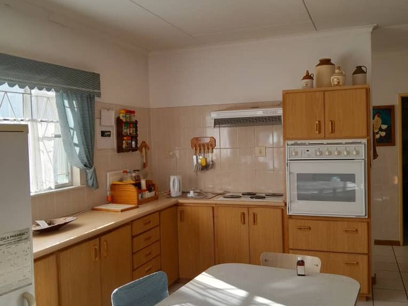 FOR SALE- SPACIOUS 3 BEDROOM HOUSE IN OUTJO, NAMIBIA - Photo 2