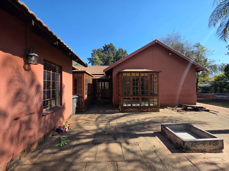 Expansive 1.4-Hectare Smallholding with Pool, Dual-Income Cottages & Prime Main Road Exposure - Photo 4
