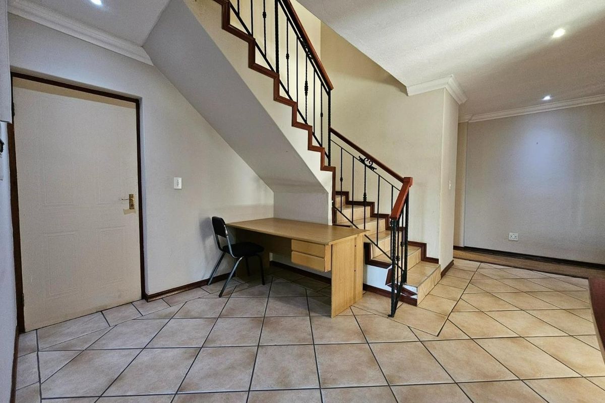 Elegant 5-Bedroom Family Home in Prime Menlo Park Location - Photo 4