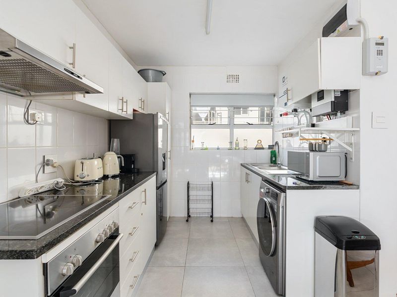 STUNNING SEA POINT APARTMENT -  PERFECT POSITION FOR STROLLERS AND JOGGERS - Photo 3