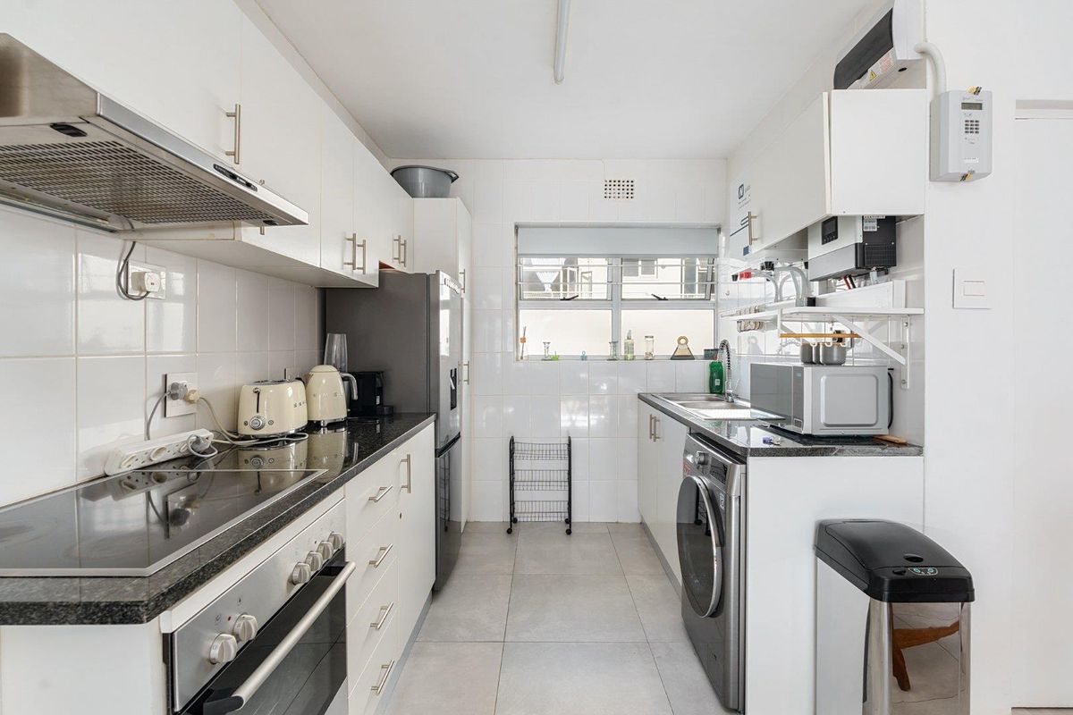 STUNNING SEA POINT APARTMENT -  PERFECT POSITION FOR STROLLERS AND JOGGERS - Photo 3