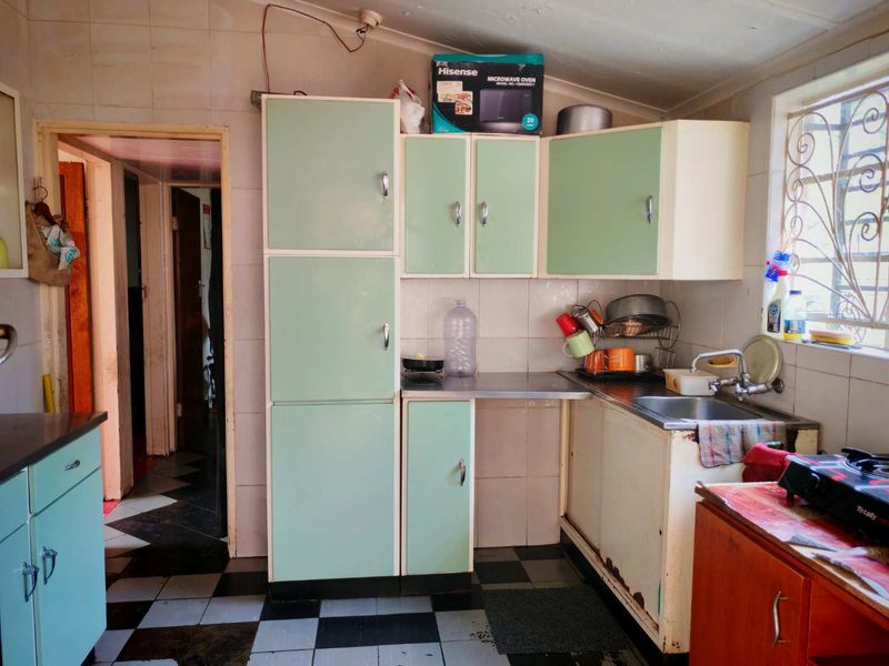 Your Perfect Renovation Project Near School & Shopping! - Photo 9
