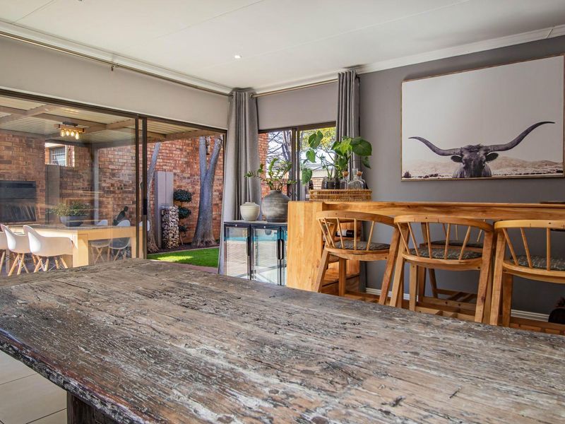 Charming 3-Bed Cluster Home with a Pool - Photo 9