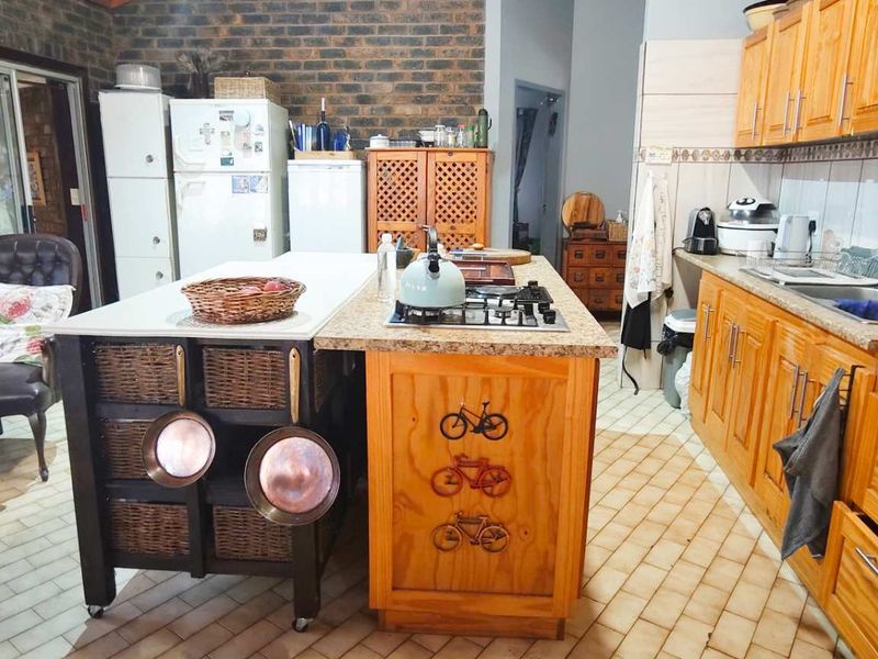 Spacious Three-Bedroom Gem - Photo 8