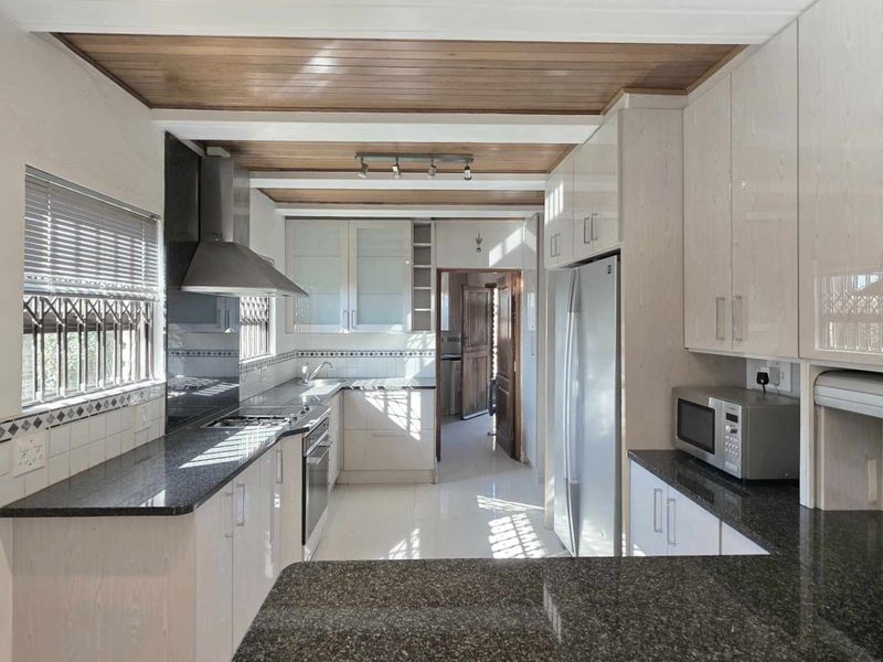 Large 3 Bedroom Sandton Townhouse with Large Garden and Sparkling Swimming Pool and  Full Separate “Cottage” - Photo 10