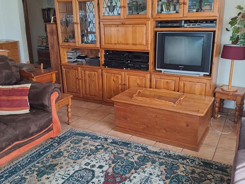 Charming Family Home with Income-Generating Cottage on a Generous Stand - Photo 4
