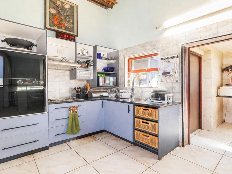 Dual Mandate Property: Exceptional Family Home with Prime Features - Photo 10