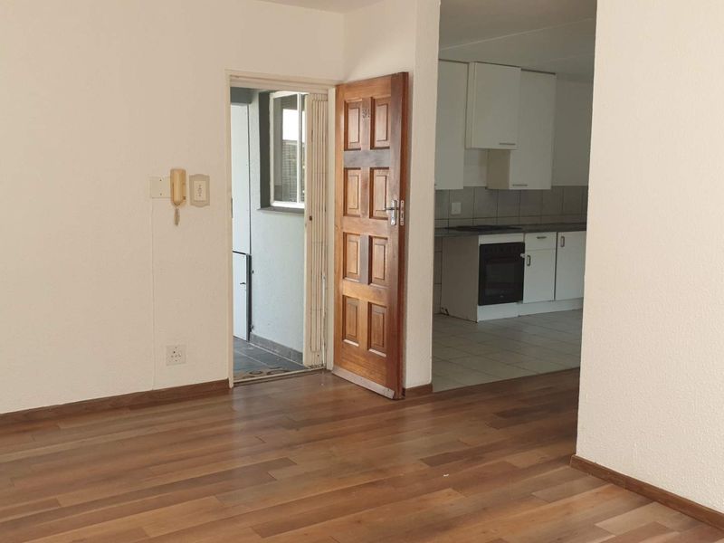 Comfortable Move-in ready - Ground floor 2 Bedroom Apartment - Photo 5