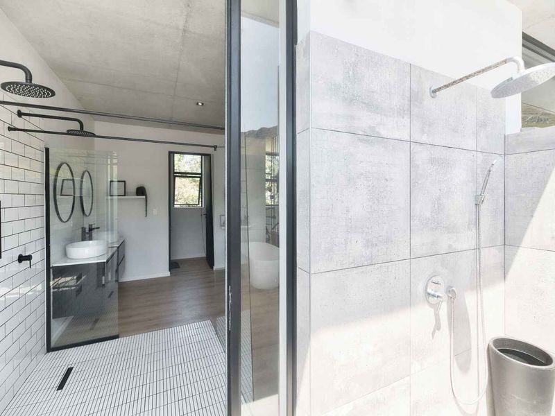 CONTEMPORARY RESIDENTIAL HOME - Photo 10