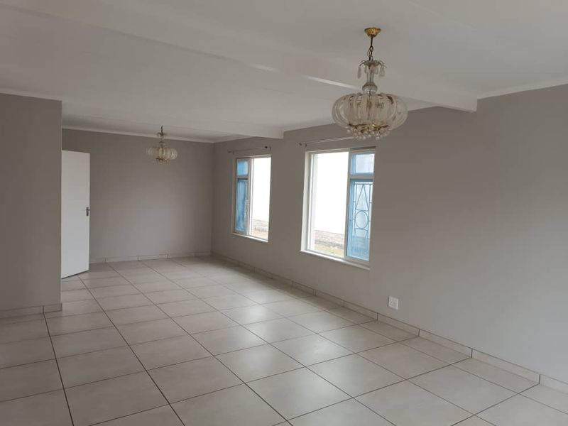 Newly Renovated Family Home - Photo 5