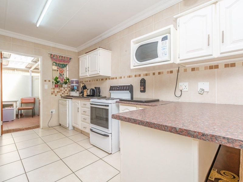 3 Bedroom in Protea Retirement Village. A Wonderful Place to live. - Photo 8