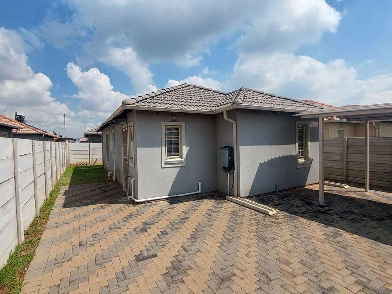 Sky City Living: 3-Bedroom Home with Modern Touches! - Photo 2