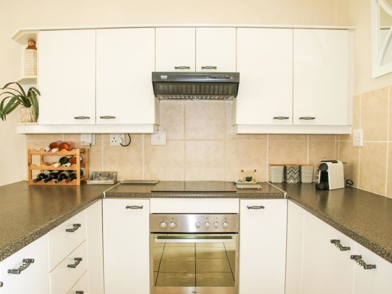 Single level with large garden - Photo 5