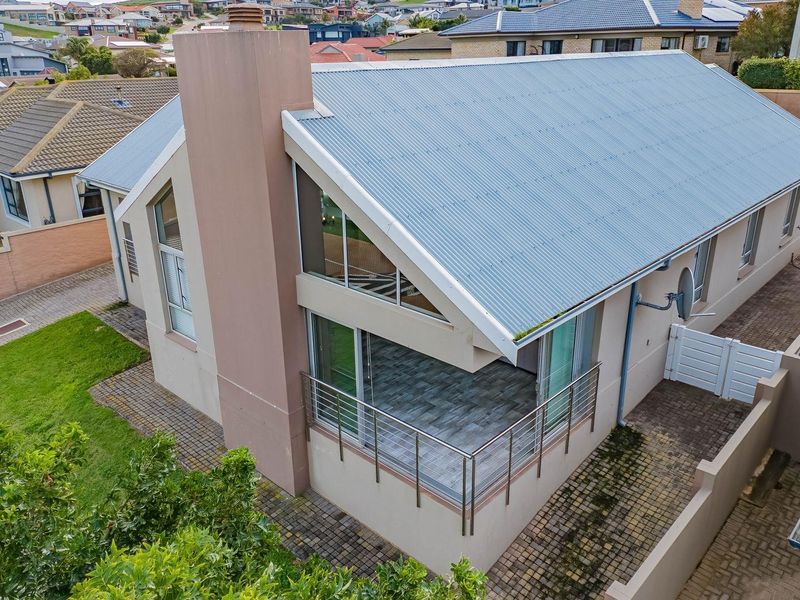 All on one level family home with views of the ocean. - Photo 1