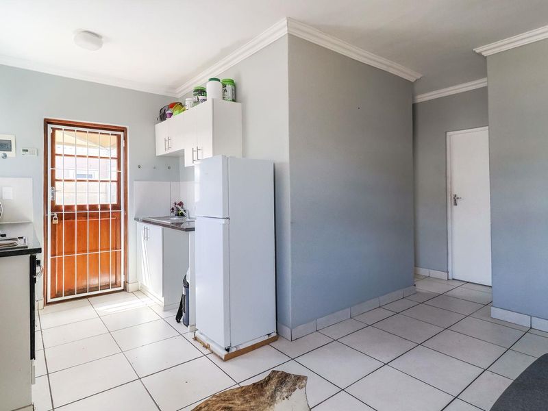 This Lovely 3-bedroom house in secure estate Pinotage Villas. - Photo 5