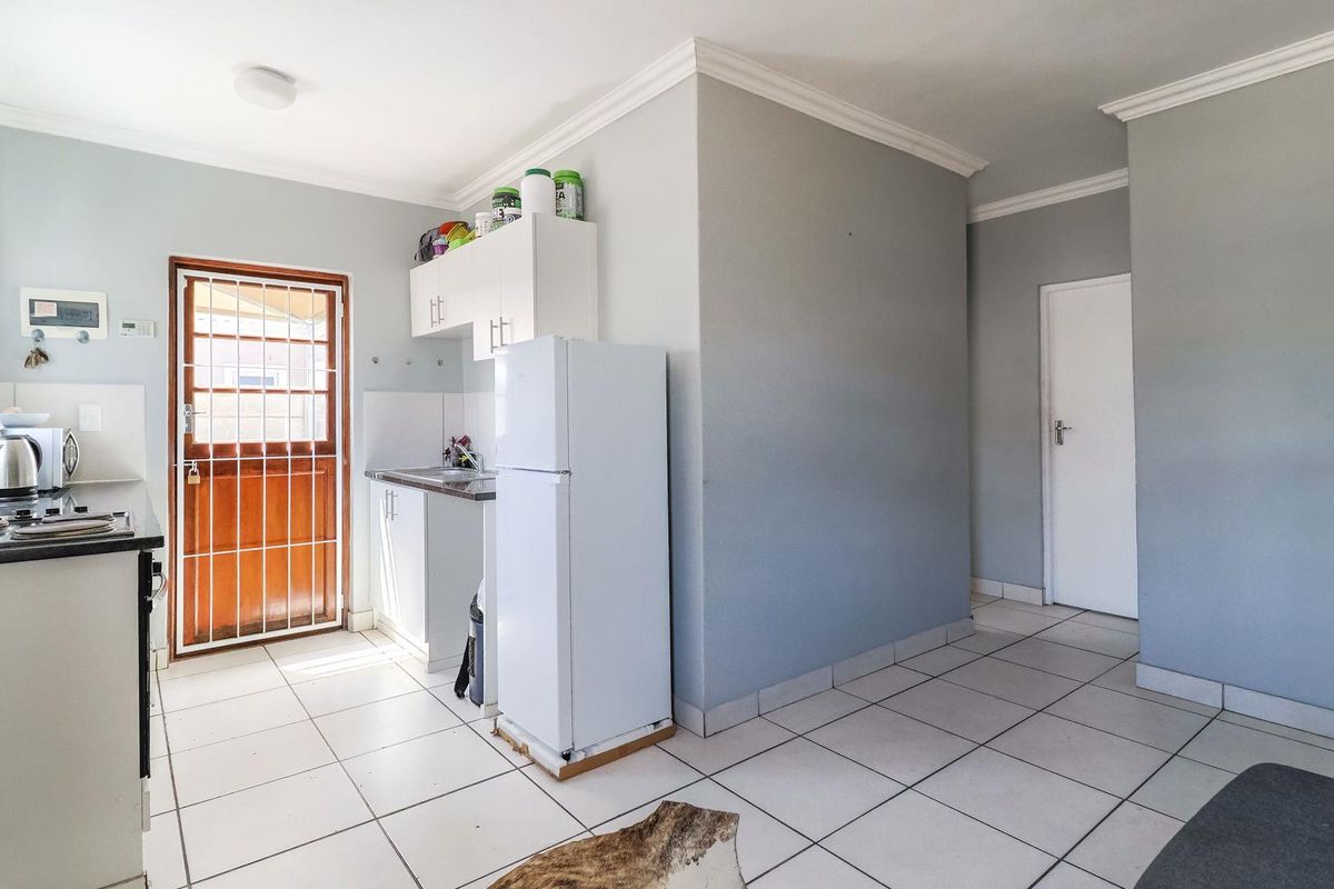 This Lovely 3-bedroom house in secure estate Pinotage Villas. - Photo 5