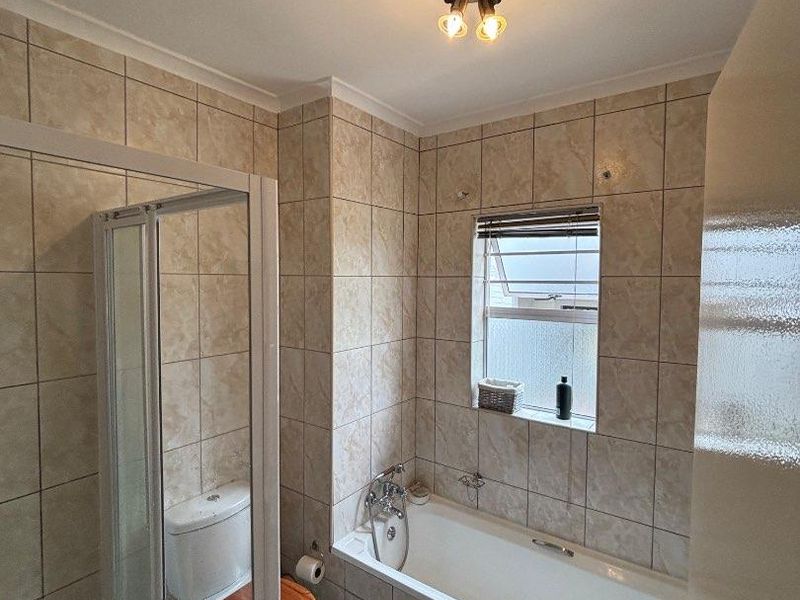 Modern 3-bedroom apartment offering strong rental returns in one of - Photo 2