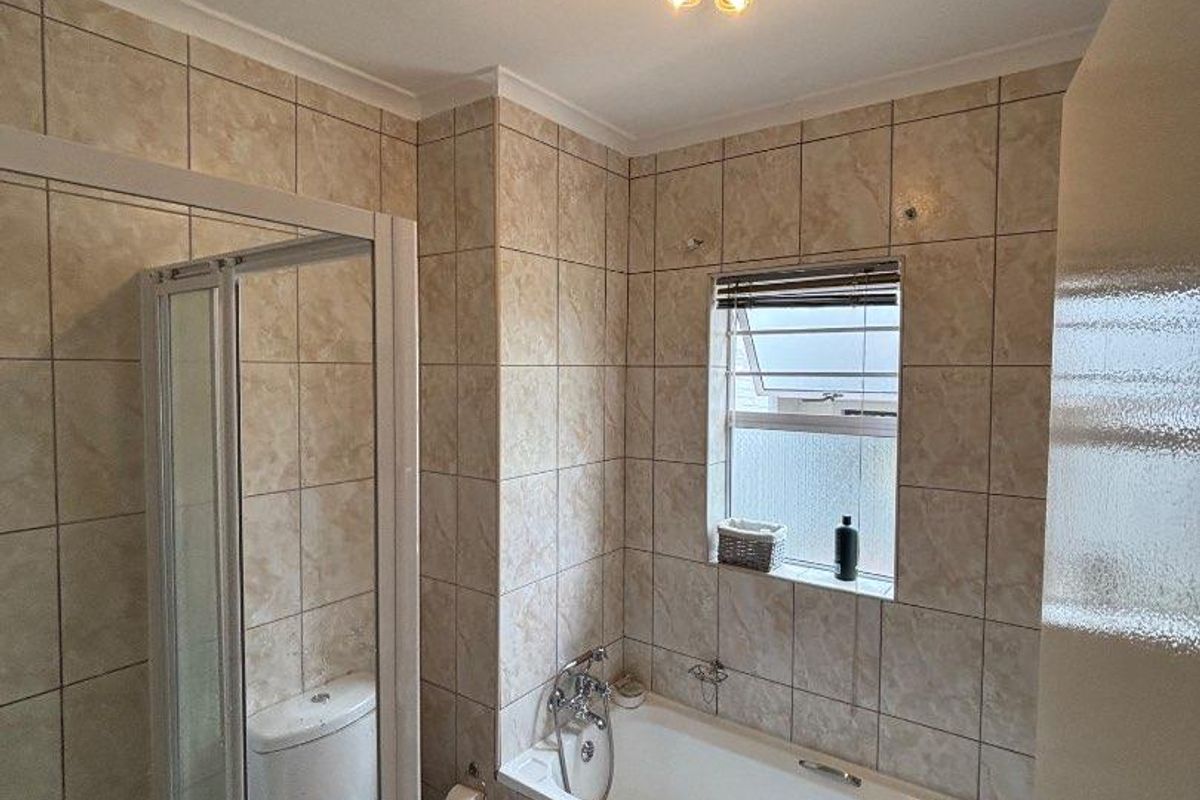 Modern 3-bedroom apartment offering strong rental returns in one of - Photo 2