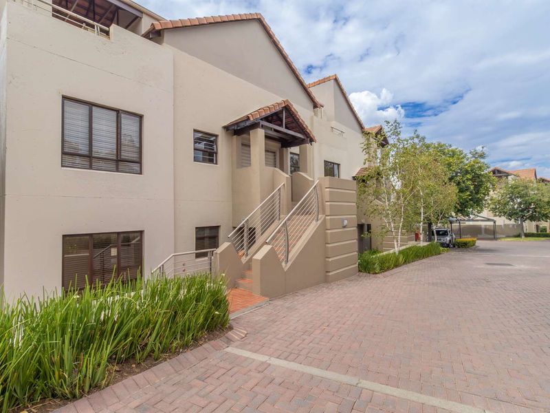 Two Bedroom Loft Apartment - "Live in Luxury with no transfer fees" - Photo 2