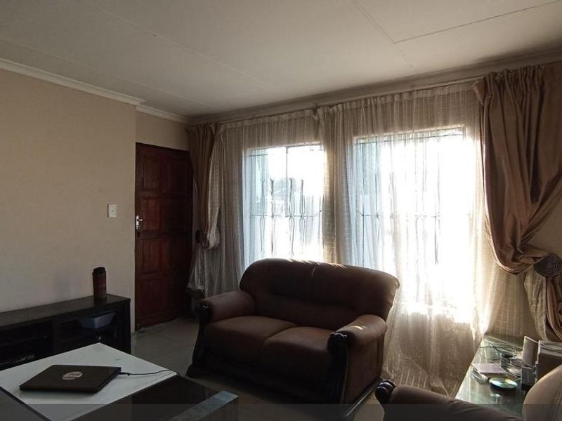 3 Bedroom.House In Clayville - Photo 4