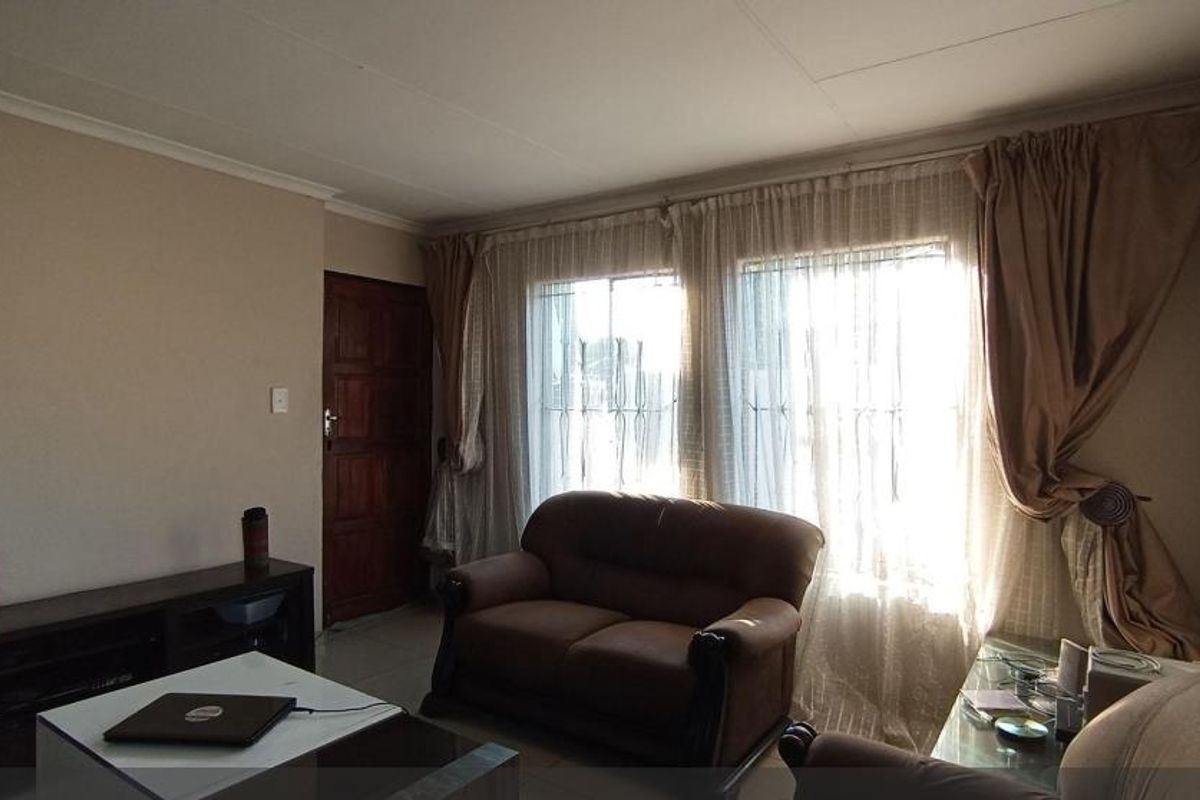 3 Bedroom.House In Clayville - Photo 4