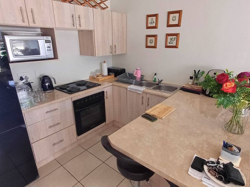 Lovely ground floor 2 bedroom apartment in a double storey standalone building - Photo 3