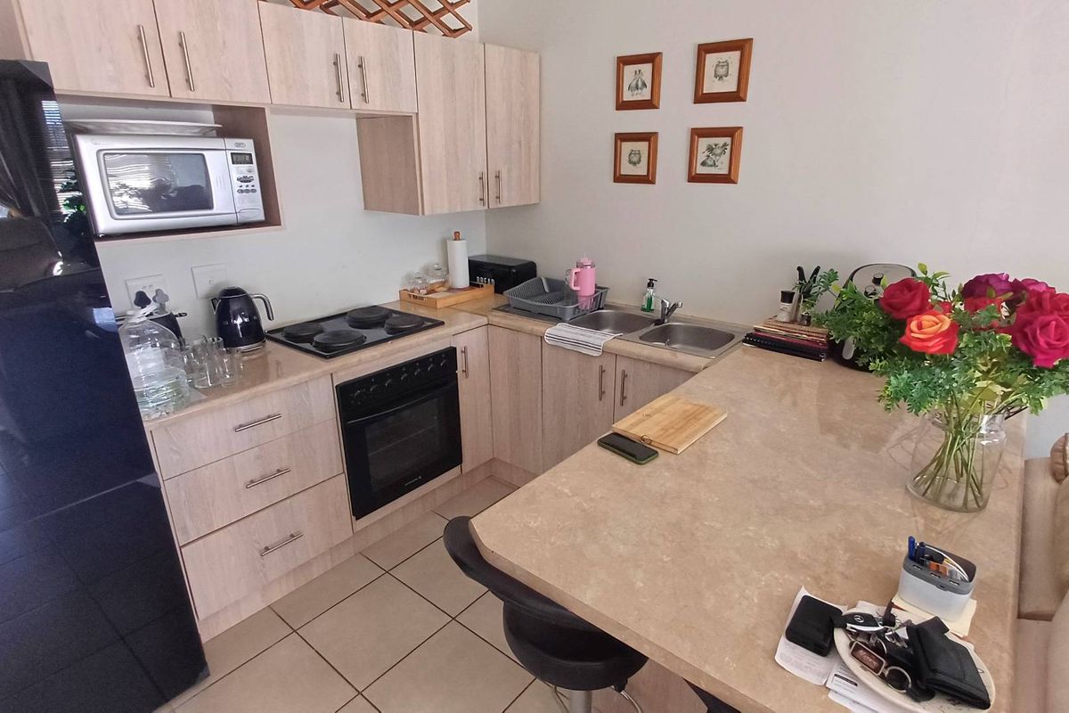 Lovely ground floor 2 bedroom apartment in a double storey standalone building - Photo 3