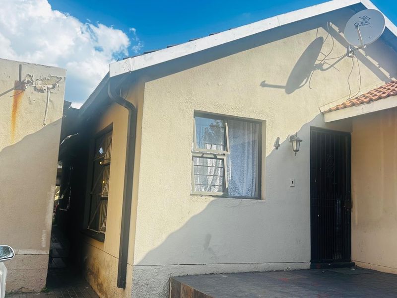 House For Sale in Tulisa Park, Johannesburg - Photo 8