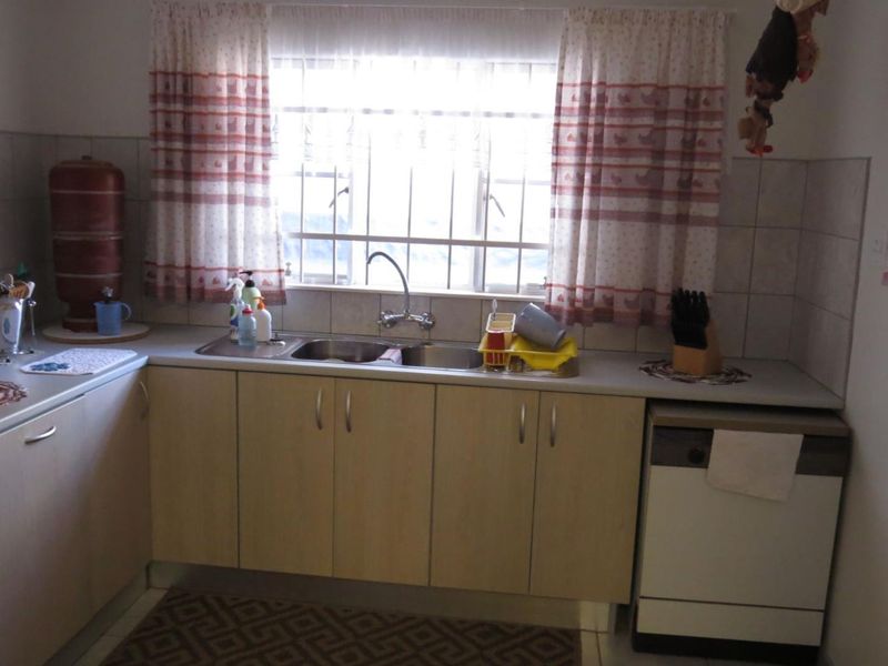 This impressive 3 bedroom family home of 391m2 is for sale in central Okahandja!! - Photo 6