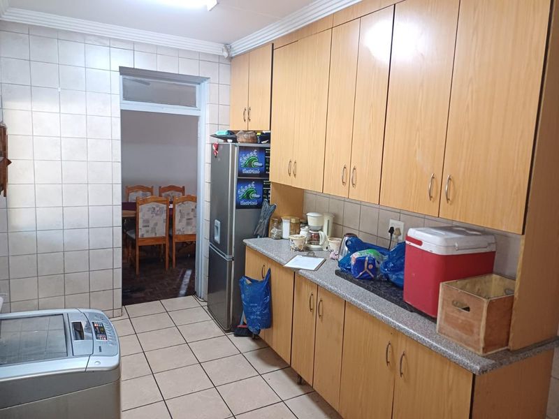Spacious Family Home with Granny Flat, Pool & Drive-Through Garage in a Pet-Friendly Yard - Photo 3