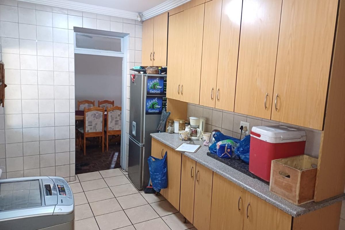 Spacious Family Home with Granny Flat, Pool & Drive-Through Garage in a Pet-Friendly Yard - Photo 3