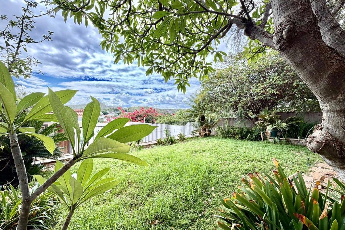 4 Bedroom House For Sale in Olympia - Photo 2