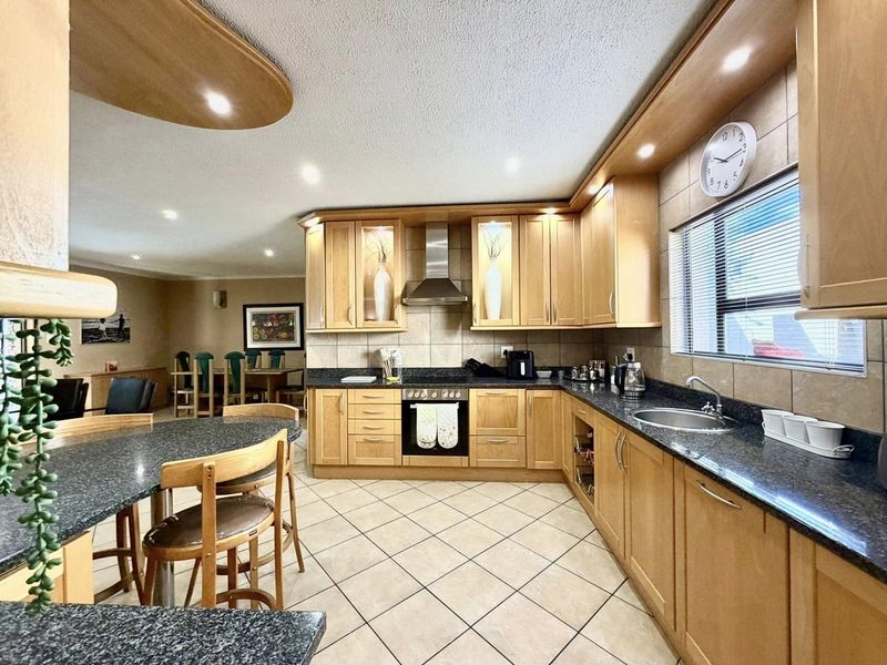 4 Bedroom House FOR SALE in Windhoek Country Club Estate - Photo 5