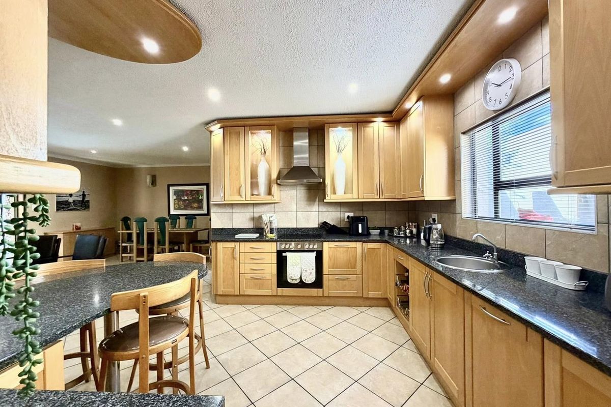 4 Bedroom House FOR SALE in Windhoek Country Club Estate - Photo 5