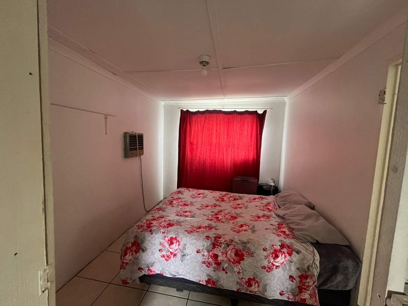 Versatile 4-Bedroom Family Home with 2 Income-Generating Flats – Upington - Photo 6