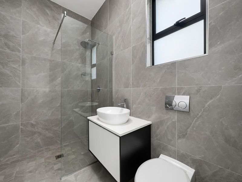 GORGEOUS SPACIOUS 3 BEDROOM HOME FOR SALE IN BRYANSTON - Photo 9