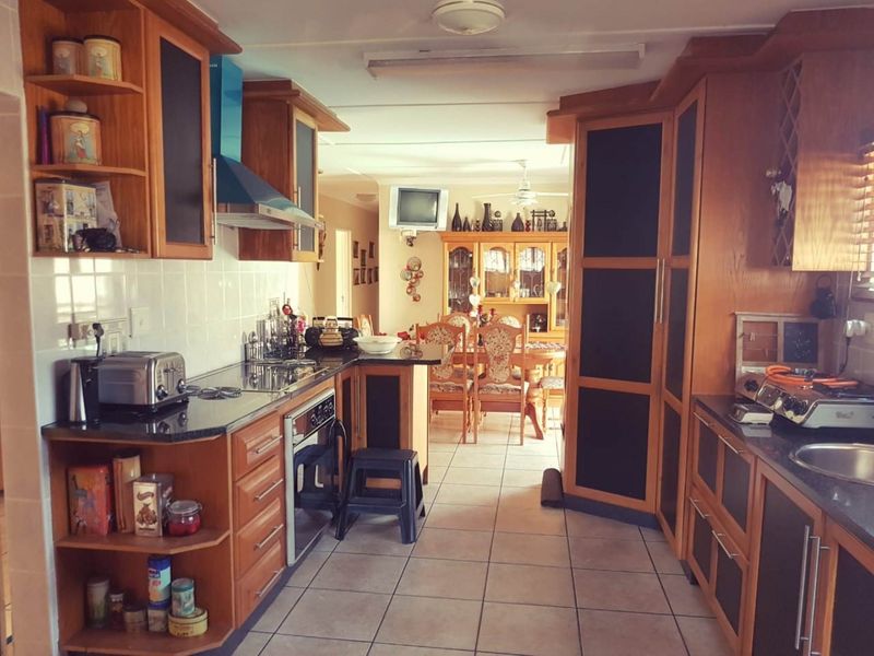 Spacious Six-Bedroom Family Home with Pool and Granny-Flat - Photo 2