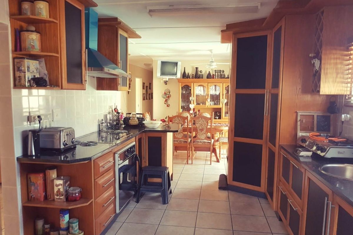 Spacious Six-Bedroom Family Home with Pool and Granny-Flat - Photo 2